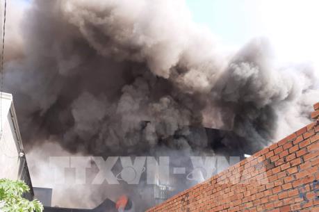 Cháy lớn tại xưởng sản xuất đồ gỗ ở Bình Dương