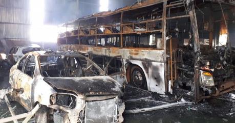 Nhiều ô tô bị thiêu rụi trong vụ cháy garage tại Bình Dương