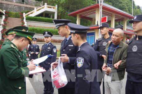 Tiếp nhận đối tượng truy nã đặc biệt do Công an Trung Quốc trao trả