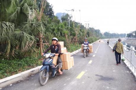 Ngăn nguy cơ chiếm dụng đường đi bộ ven sông Tô Lịch