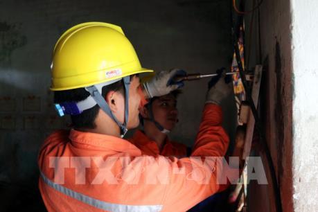 Sửa chữa điện miễn phí cho hơn 200 hộ nghèo, gia đình chính sách