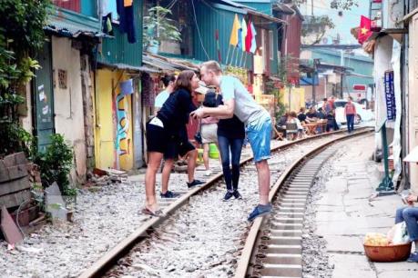 Du khách hiếu kỳ ở "Xóm đường tàu" Hà Nội