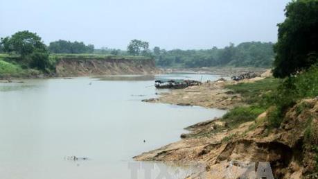 Tạm dừng khai thác cát sỏi lòng sông Chảy đoạn qua địa bàn xã Đông Khê