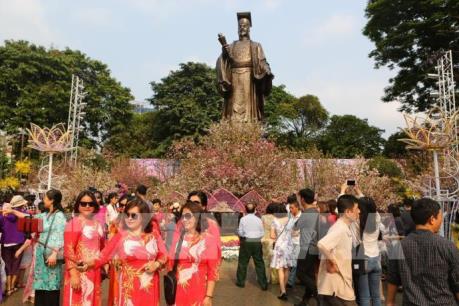 Hàng nghìn lượt khách Thủ Đô tới ngắm hoa anh đào Nhật Bản