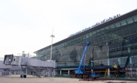 Hoàn tất hồ sơ xử lý 12 đối tượng lôi kéo khách đi xe taxi “dù” ở Nội Bài