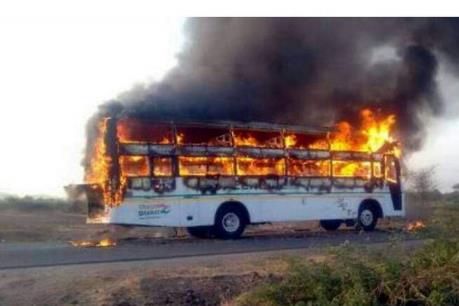 Ít nhất 20 người chết cháy trong xe buýt