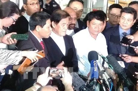 Công dân Đoàn Thị Hương và bố đẻ trao đổi nhanh với báo chí