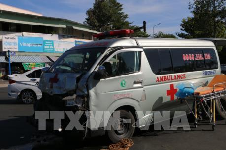 Xe cứu thương đâm ô tô bán tải làm 3 người bị thương