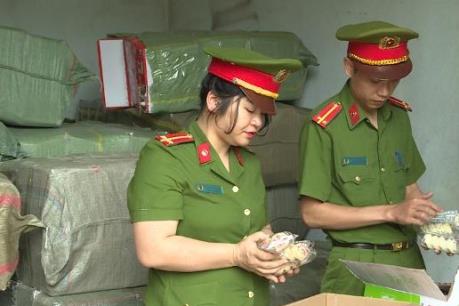 Bắt gần 5 tấn bánh kẹo và đồ chơi trẻ em không rõ nguồn gốc