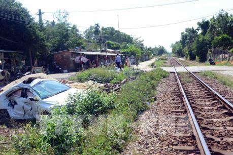Ô tô con bị tàu hỏa húc văng khỏi đường ray khoảng 5m