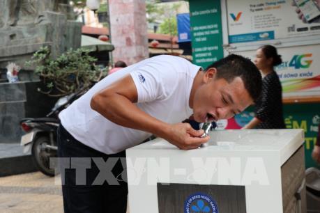 Trụ nước sạch miễn phí: Hình ảnh đẹp của Thủ đô