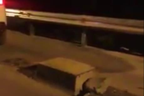 Trụ bê tông gây mất an toàn giao thông đầu cầu Tri Lễ