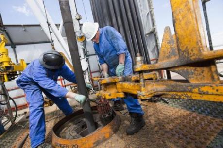 Giá dầu thế giới giảm nhưng vẫn gần mức cao nhất trong 5 tháng