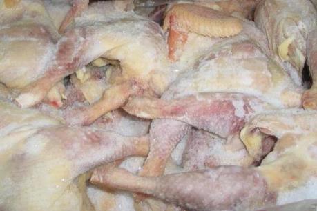 Phát hiện 35 kg thịt gà đông lạnh bốc mùi đưa vào phục vụ bữa ăn bán trú