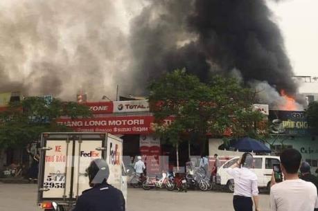 Bất ngờ cháy lớn ở quán ăn trên đường Lạc Long Quân, Hà Nội