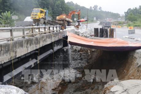 Yêu cầu khắc phục sự cố cầu Ngòi Thủ trước ngày 30/5