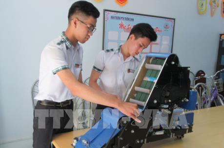 Máy điều khiển tự động thu gom nông sản được sáng chế bởi học sinh