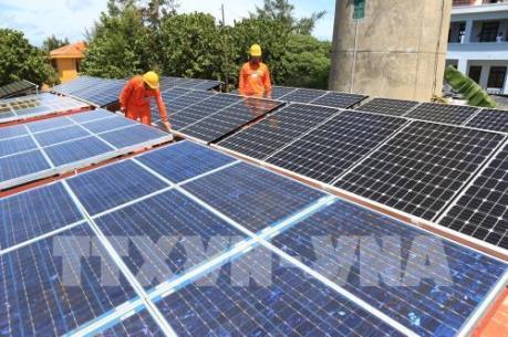 Phát triển điện mặt trời áp mái: Cùng chia sẻ lợi ích