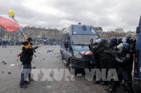 Biểu tình "Áo vàng" tiếp tục xuống đường tại Pháp