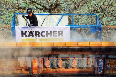 Huế: Lần đầu tiên làm sạch di tích cổng Ngọ Môn bằng công nghệ hơi nước nóng