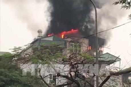 Cháy ngôi nhà năm tầng trên phố Lạc Trung