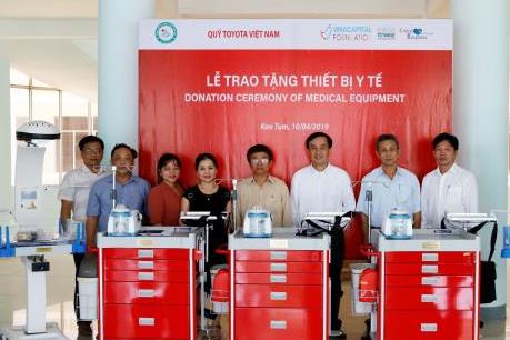 Quỹ Toyota tặng các gói thiết bị y tế cho 9 bệnh viện ở Kon Tum