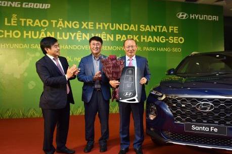 Tập đoàn Thành Công và Hyundai tặng xe Santa Fe cho ông Park Hang Seo