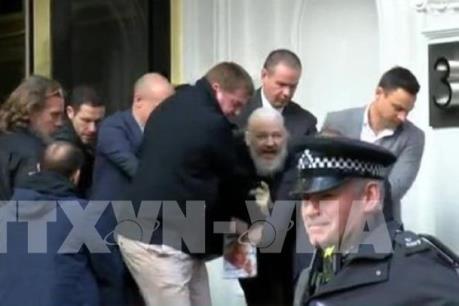 Cảnh sát Anh đưa nhà sáng lập WikiLeaks ra trình diện tại tòa án