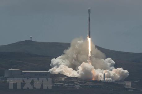 SpaceX thực hiện thành công vụ phóng vệ tinh thương mại đầu tiên