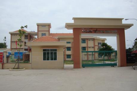 Học sinh phải đeo khẩu trang trong lớp vì ô nhiễm bụi và mùi hóa chất