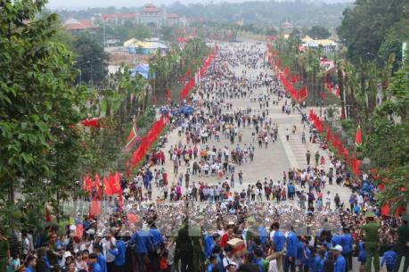Người dân cả nước về dâng hương tưởng niệm các vua Hùng