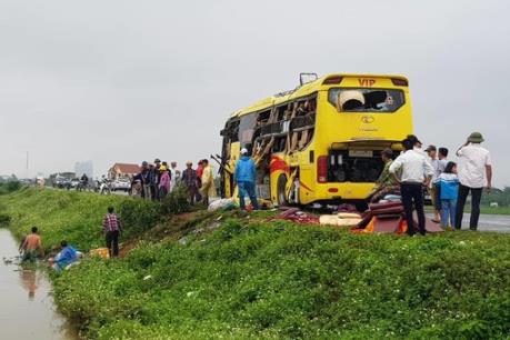 4 ô tô đâm liên hoàn trên đường dẫn nối cao tốc Cầu Giẽ - Ninh Bình