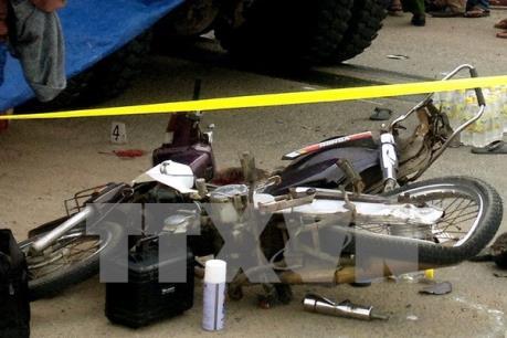 Đâm vào cống bê tông, 3 học sinh chở nhau trên xe máy tử vong