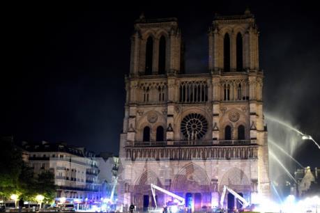 Vụ cháy Nhà thờ Đức Bà Paris: Ngọn tháp của Nhà thờ đổ sập