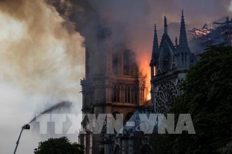 Vụ cháy Nhà thờ Đức Bà Paris: Thủ tướng Anh đề nghị hỗ trợ Pháp