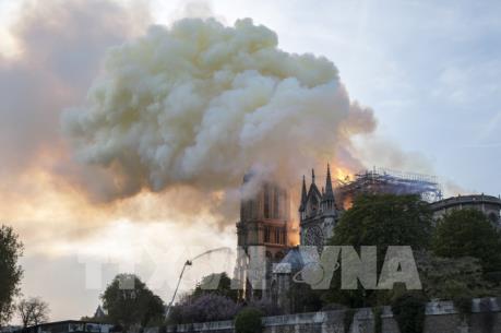 Hình ảnh vụ cháy Nhà thờ Đức Bà Paris