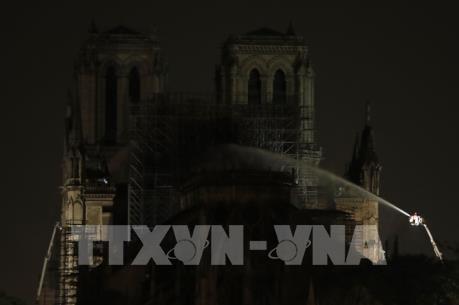 Vụ cháy Nhà thờ Đức Bà Paris: Đã kiểm soát được ngọn lửa