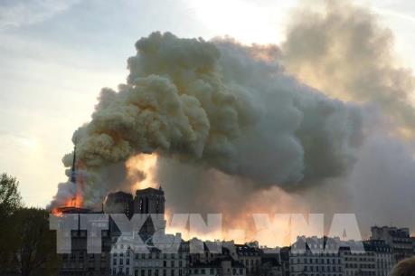 Bảo toàn được phần tháp chuông chính và tường nhà thờ Đức Bà Paris