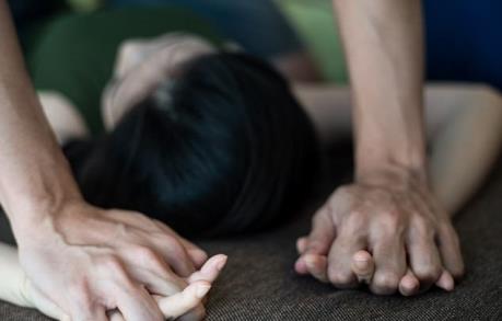 Tạm giữ hình sự đối tượng nghi có hành vi hiếp dâm khiến nữ sinh nhảy cầu tự tử