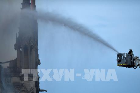 Vụ cháy Nhà thờ Đức Bà Paris: Nhiều nước đề xuất chung tay xây dựng lại