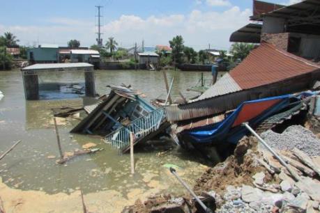 Ghe chở 80 tấn gạo bị chìm sau vụ sạt lở bờ kênh Cái Sắn