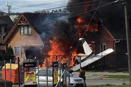 Máy bay bị vướng dây điện, đâm vào nhà dân làm 6 người thiệt mạng