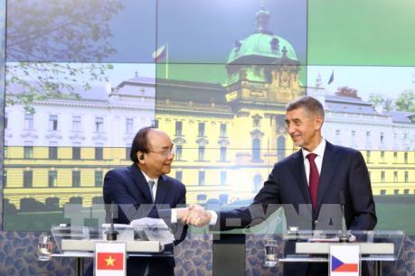 Thủ tướng Nguyễn Xuân Phúc và Thủ tướng Séc đồng chủ trì họp báo