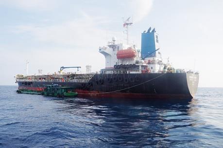 Triệt phá đường dây buôn lậu xăng dầu trên biển Quảng Ngãi