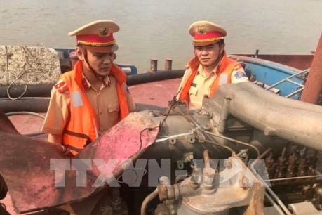 Bắt quả tang 5 tàu khai thác cát với trọng lượng hàng trăm tấn ở sông Hồng