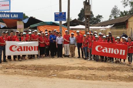 Canon Việt Nam tài trợ gần 150 km đèn đường cho 64 thôn, xóm 