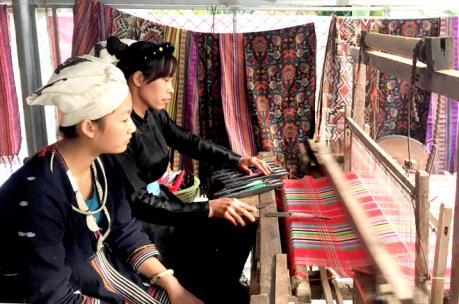 Giữ gìn nghề dệt thổ cẩm Hàm Yên