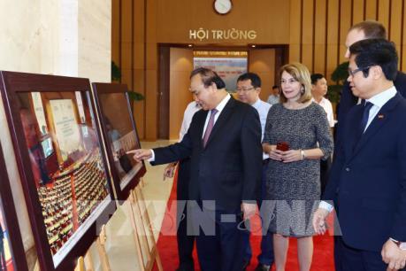 Thủ tướng Nguyễn Xuân Phúc tham quan trưng bày ảnh của TTXVN về hội nhập quốc tế