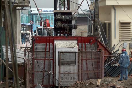 Rơi thang máy bất ngờ, ít nhất 13 người thương vong