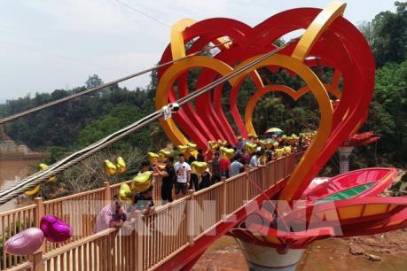 Độc đáo cầu kính tình yêu 5D đầu tiên ở Việt Nam